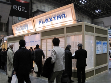 優れた性能を発揮する素材「フレクスター」を用いた商品を展示する『クラレ』の体験ブース。