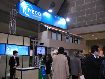 「ゼロエミッションハウス」の模型を展示する『NEDO』のブース。