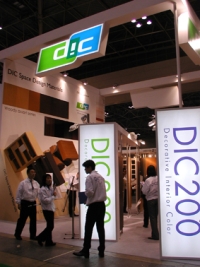 優れた色彩技術を活かした内装材を提案する『DIC』のブース。
