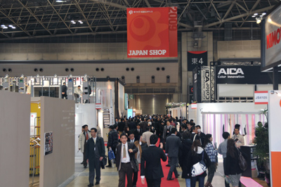 JAPAN SHOP 2009の会場風景。海外からの来場者の姿も多かった。