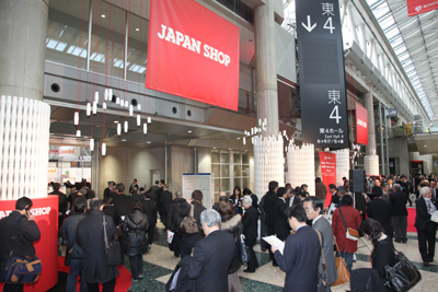 JAPAN SHOP 2009の会場風景。海外からの来場者の姿も多かった。