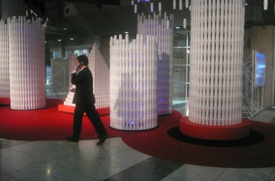 「JAPAN SHOP 2009」のウエルカムプレゼンテーション。糸電話を連想させるペーパーカップの集積による「未来都市・Towers」。ディレクションは朝比奈保、河野聡子の各氏。デザインは山田 祐照氏。
