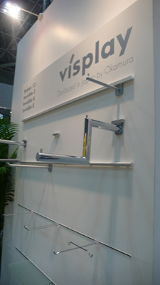 Invisible design＝インビジブルデザインのコンセプトで設計されたスイス生まれのモジュラーシステム〈Visplay〉。岡村製作所ブースにて。