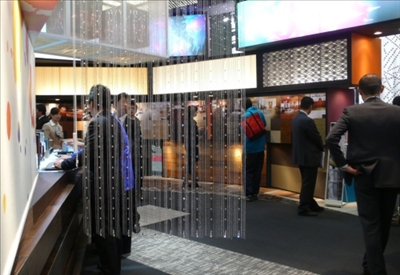 サンゲツのブースに展示されていたクリスタルガラスのビーズを使ったバーチカルブラインドの新製品