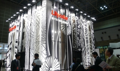 デジタルプリント手法による「DIGITAL DECO」のスクリーンで構成されたリリカラ・ブースの外観。
