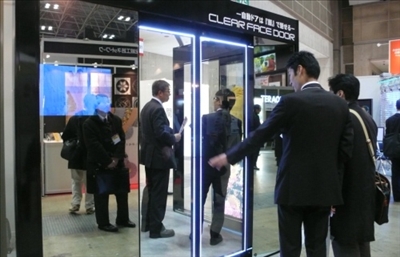 寺岡ファシリティーズの展示ブース。自動ドアにLEDとデジタルサイネージを組み合わせた例。