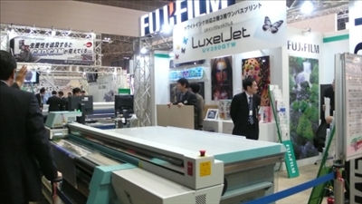 富士フイルムグラフィックシステムズ「LuxelJet UV350GTW」のデモ。