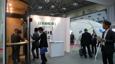 テラモトが開発した屋内用喫煙ルーム（左）、小型の屋外用喫煙ルーム（右）