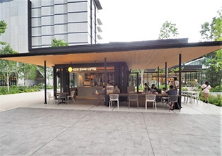 4. 広場中央のオープンカフェ「グッドサウンズコーヒー」。大きく伸びた軒の下には開放的なテラス席