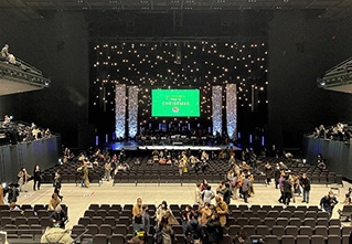 9. 多目的ホール「TACHIKAWA STAGE GARDEN」、客席数は多摩地区最大規模の約2,500席。音楽を中心としたエンタテインメント演目のほか、イベントや催事にも対応可能